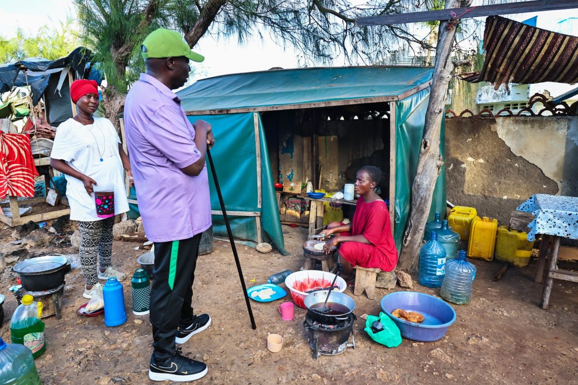 GKTvoZQXIAAQ7u_ Dp Gachagua standing in front of Mandazi seller in Mombasa