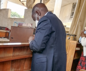 Pres Ruto praying during a  church service