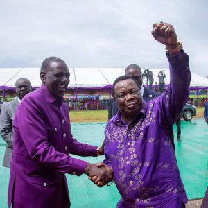 Francis Atwoli shake hands with Pres. William Ruto 